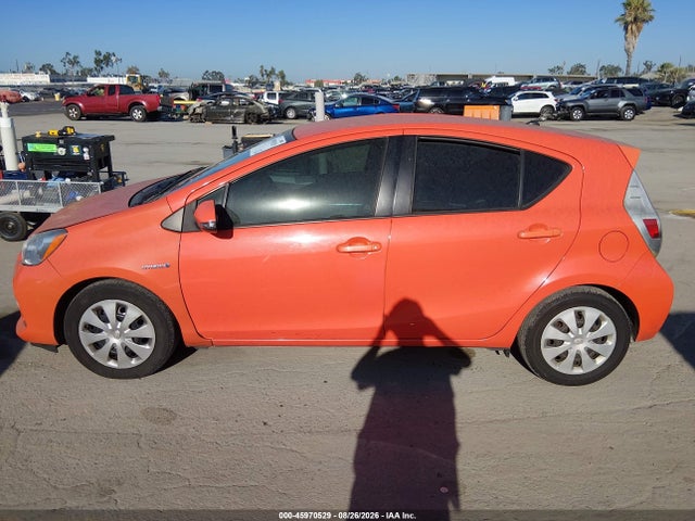 45970529 :رقم المزاد ، JTDKDTB30D1047048 vin ، 2013 Toyota Prius C Two مزاد بيع