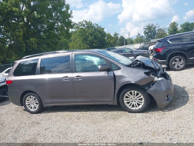 45972512 :رقم المزاد ، 5TDYK3DC2FS585480 vin ، 2015 Toyota Sienna Xle 8 Passenger مزاد بيع