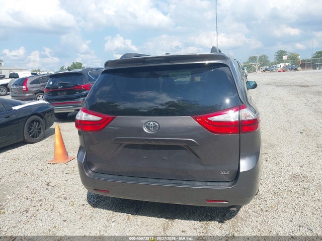 45972512 :رقم المزاد ، 5TDYK3DC2FS585480 vin ، 2015 Toyota Sienna Xle 8 Passenger مزاد بيع