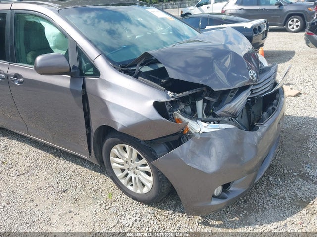 45972512 :رقم المزاد ، 5TDYK3DC2FS585480 vin ، 2015 Toyota Sienna Xle 8 Passenger مزاد بيع