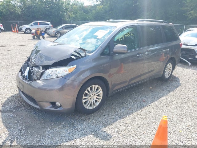 45972512 :رقم المزاد ، 5TDYK3DC2FS585480 vin ، 2015 Toyota Sienna Xle 8 Passenger مزاد بيع