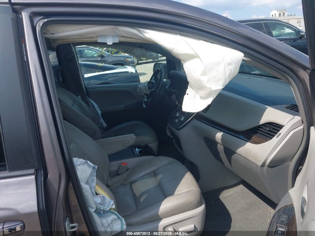45972512 :رقم المزاد ، 5TDYK3DC2FS585480 vin ، 2015 Toyota Sienna Xle 8 Passenger مزاد بيع