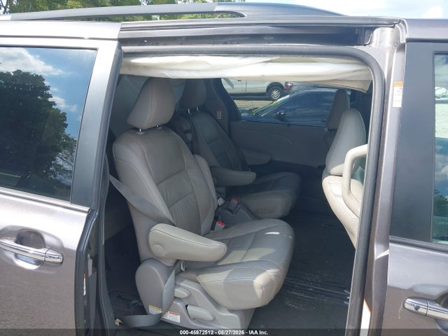 45972512 :رقم المزاد ، 5TDYK3DC2FS585480 vin ، 2015 Toyota Sienna Xle 8 Passenger مزاد بيع