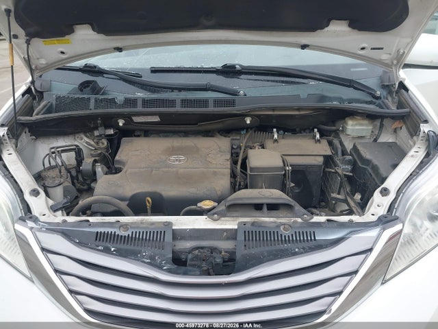 5TDYK3DC0FS598194 Toyota Sienna Xle 8 Passenger