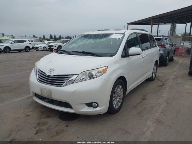 5TDYK3DC0FS598194 Toyota Sienna Xle 8 Passenger