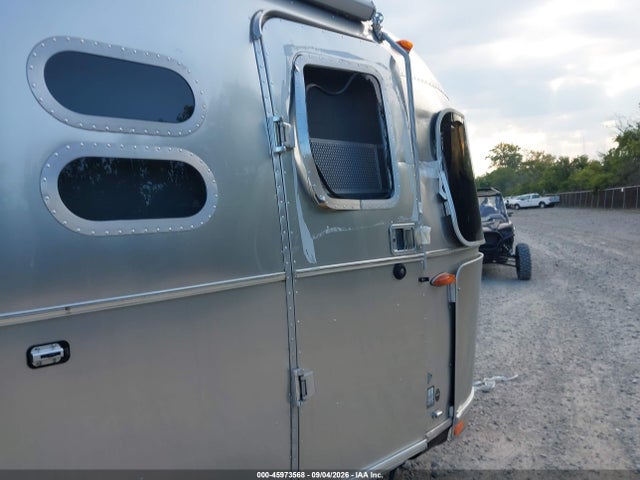 45973568 :رقم المزاد ، 1STHMAC17NJ560005 vin ، 2022 Airstream Caravel مزاد بيع