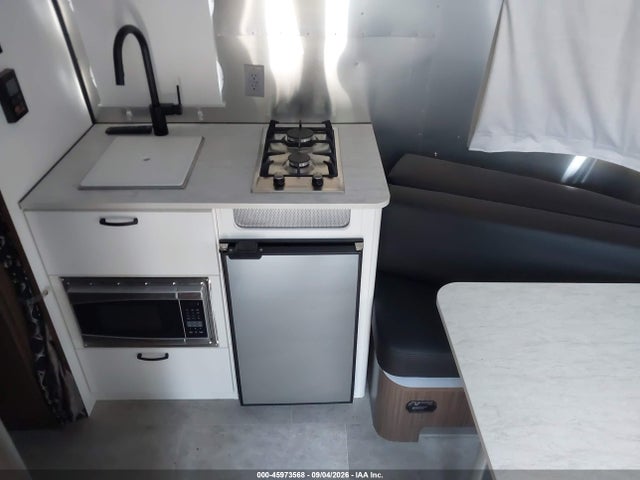 45973568 :رقم المزاد ، 1STHMAC17NJ560005 vin ، 2022 Airstream Caravel مزاد بيع