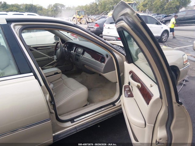 45973879 :رقم المزاد ، 2LNHM82V59X636664 vin ، 2009 Lincoln Town Car مزاد بيع