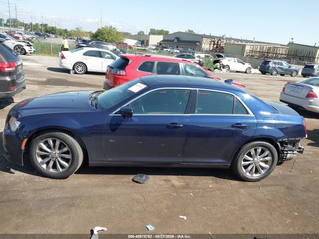 2017 Chrysler 300 Limited Awd მანქანა იყიდება აუქციონზე, vin: 2C3CCARG6HH553127, აუქციონის ნომერი: 45975762