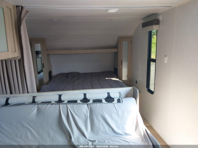 45977365 :رقم المزاد ، 4X4TSMB27P7430990 vin ، 2023 Forest River Wildwood X-lite M-26 مزاد بيع