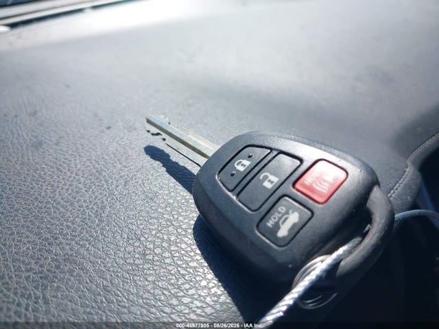 2T1BURHE1JC986261 Toyota COROLLA LE