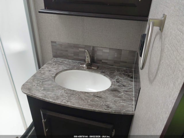 45978144 :رقم المزاد ، 1UJBJ0BV7K11L0160 vin ، 2019 Jayco Jayflight Bungalow Destination 40 Travel Trailer مزاد بيع