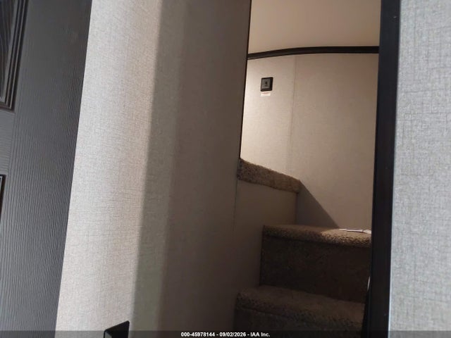 45978144 :رقم المزاد ، 1UJBJ0BV7K11L0160 vin ، 2019 Jayco Jayflight Bungalow Destination 40 Travel Trailer مزاد بيع