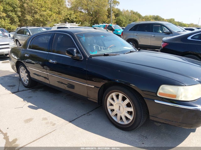 Продаж на аукціоні авто 2011 Lincoln Town Car Signature Limited, vin: 2LNBL8CVXBX751743, номер лоту: 45982678