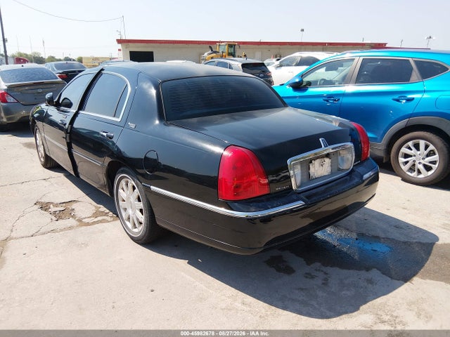 Продаж на аукціоні авто 2011 Lincoln Town Car Signature Limited, vin: 2LNBL8CVXBX751743, номер лоту: 45982678