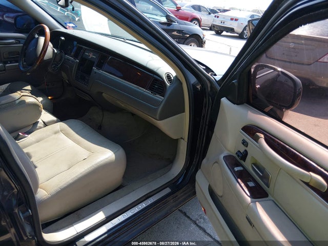 Продаж на аукціоні авто 2011 Lincoln Town Car Signature Limited, vin: 2LNBL8CVXBX751743, номер лоту: 45982678