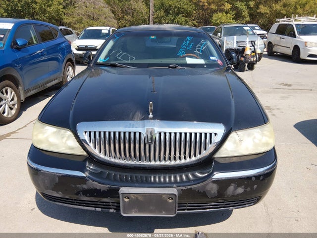 Продаж на аукціоні авто 2011 Lincoln Town Car Signature Limited, vin: 2LNBL8CVXBX751743, номер лоту: 45982678
