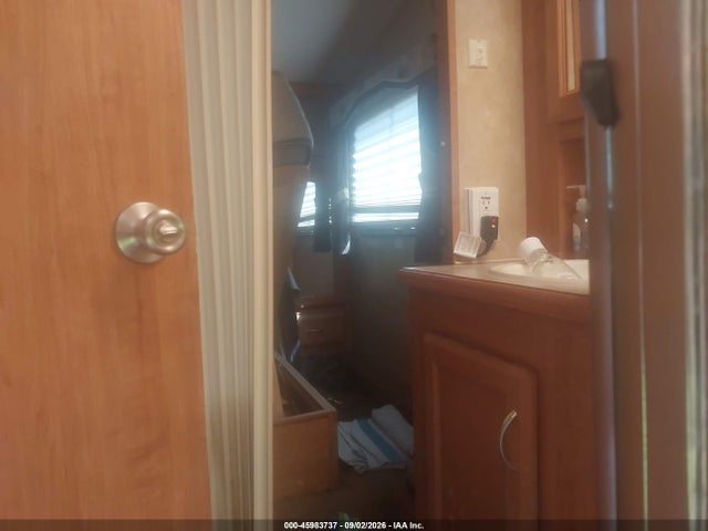 Продажа на аукционе авто 2006 Forest River Wildcat 30lswb 5th Whl Travel Trailer, vin: 4X4FWCF276V013630, номер лота: 45983737