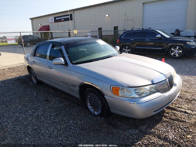 45984566 :رقم المزاد ، 1LNFM83W4XY603571 vin ، 1999 Lincoln Town Car Cartier مزاد بيع