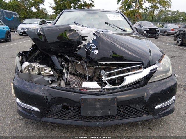 2013 Mercedes-benz C 300 Sport 4matic მანქანა იყიდება აუქციონზე, vin: WDDGF8AB9DA844118, აუქციონის ნომერი: 45986363