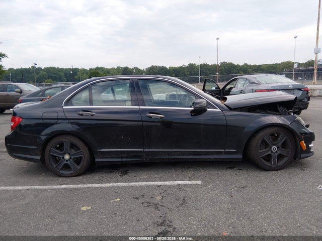2013 Mercedes-benz C 300 Sport 4matic მანქანა იყიდება აუქციონზე, vin: WDDGF8AB9DA844118, აუქციონის ნომერი: 45986363