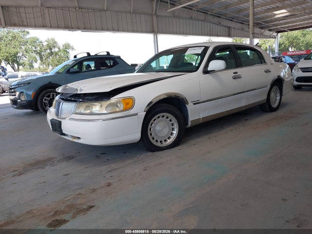 45986918 :رقم المزاد ، 1LNHM81W4YY838470 vin ، 2000 Lincoln Town Car Executive مزاد بيع
