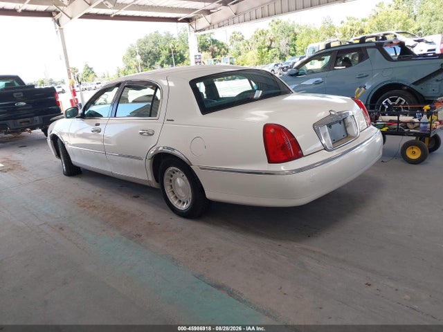 45986918 :رقم المزاد ، 1LNHM81W4YY838470 vin ، 2000 Lincoln Town Car Executive مزاد بيع