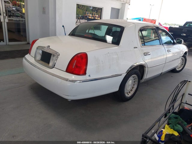45986918 :رقم المزاد ، 1LNHM81W4YY838470 vin ، 2000 Lincoln Town Car Executive مزاد بيع
