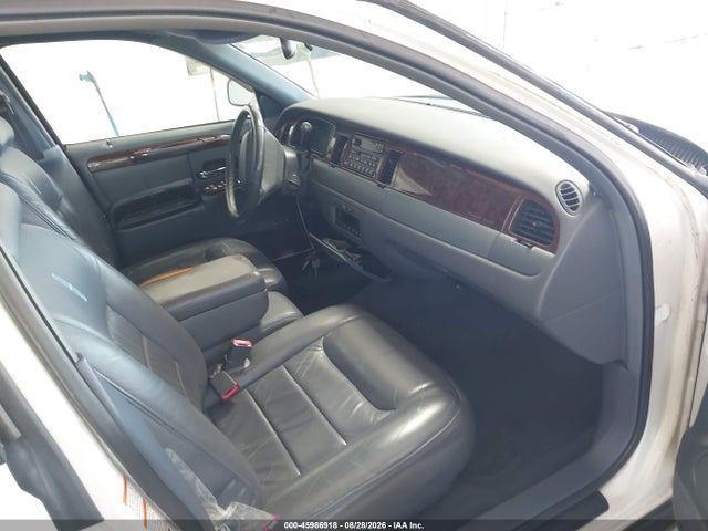 45986918 :رقم المزاد ، 1LNHM81W4YY838470 vin ، 2000 Lincoln Town Car Executive مزاد بيع