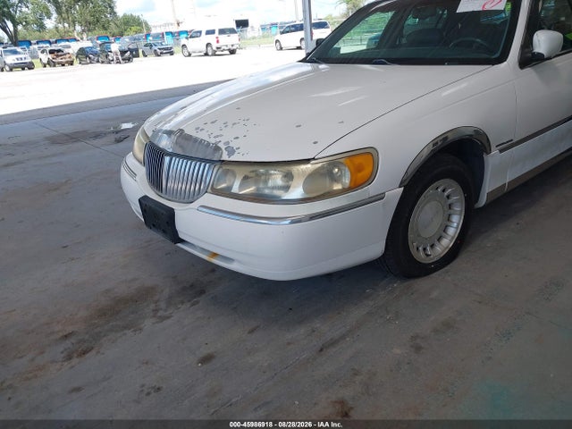 45986918 :رقم المزاد ، 1LNHM81W4YY838470 vin ، 2000 Lincoln Town Car Executive مزاد بيع
