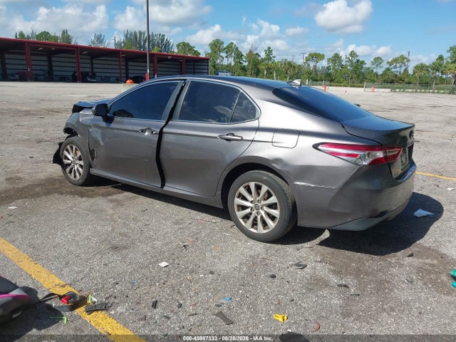 45987333 :رقم المزاد ، 4T1C11AK1LU990598 vin ، 2020 Toyota Camry Le مزاد بيع