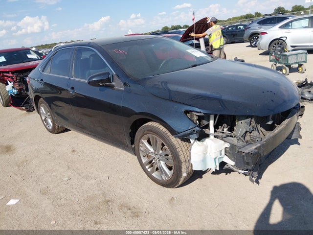 45987423 :رقم المزاد ، 4T1BF1FK7FU028641 vin ، 2015 Toyota Camry Se مزاد بيع