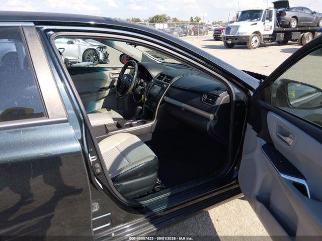 45987423 :رقم المزاد ، 4T1BF1FK7FU028641 vin ، 2015 Toyota Camry Se مزاد بيع