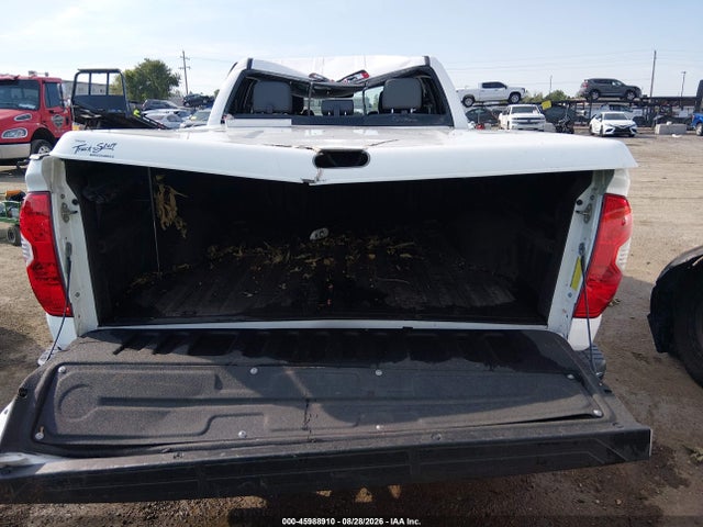 Продажа на аукционе авто 2018 Toyota Tundra Sr5 5.7l V8, vin: 5TFUW5F1XJX707127, номер лота: 45988910