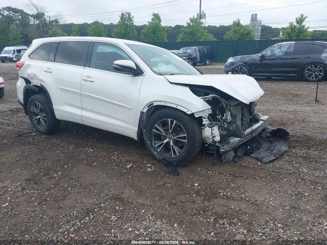 45989271 :رقم المزاد ، 5TDBZRFH0JS895214 vin ، 2018 Toyota Highlander Le مزاد بيع