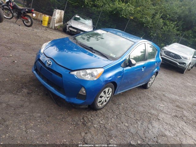 Toyota Prius C One 2014 JTDKDTB31E1563985 Image 2