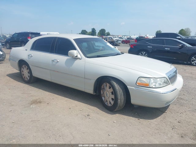 Auction sale of the 2005 Lincoln Town Car Signature Limited, vin: 1LNHM82W75Y664839, lot number: 45991208