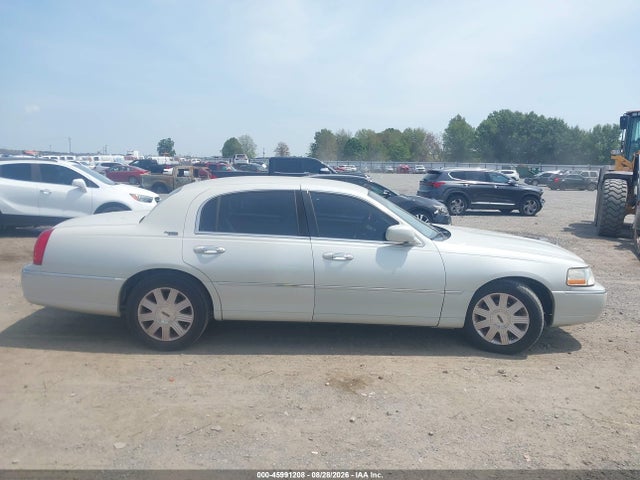 Auction sale of the 2005 Lincoln Town Car Signature Limited, vin: 1LNHM82W75Y664839, lot number: 45991208