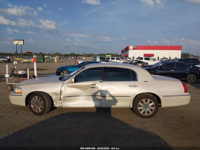 Auction sale of the 2005 Lincoln Town Car Signature Limited, vin: 1LNHM82W75Y664839, lot number: 45991208