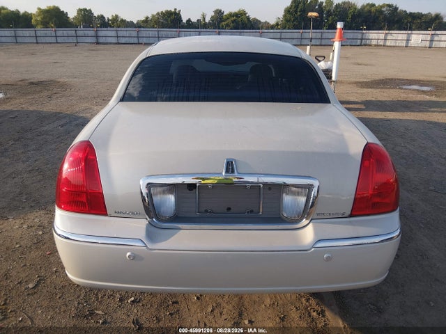 Auction sale of the 2005 Lincoln Town Car Signature Limited, vin: 1LNHM82W75Y664839, lot number: 45991208