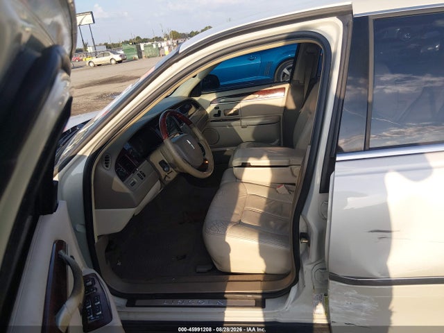 Auction sale of the 2005 Lincoln Town Car Signature Limited, vin: 1LNHM82W75Y664839, lot number: 45991208