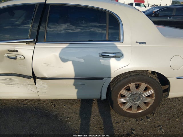 Auction sale of the 2005 Lincoln Town Car Signature Limited, vin: 1LNHM82W75Y664839, lot number: 45991208