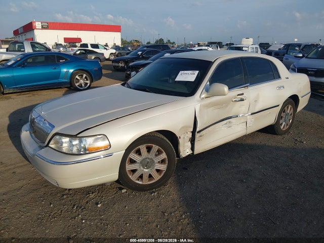 Auction sale of the 2005 Lincoln Town Car Signature Limited, vin: 1LNHM82W75Y664839, lot number: 45991208