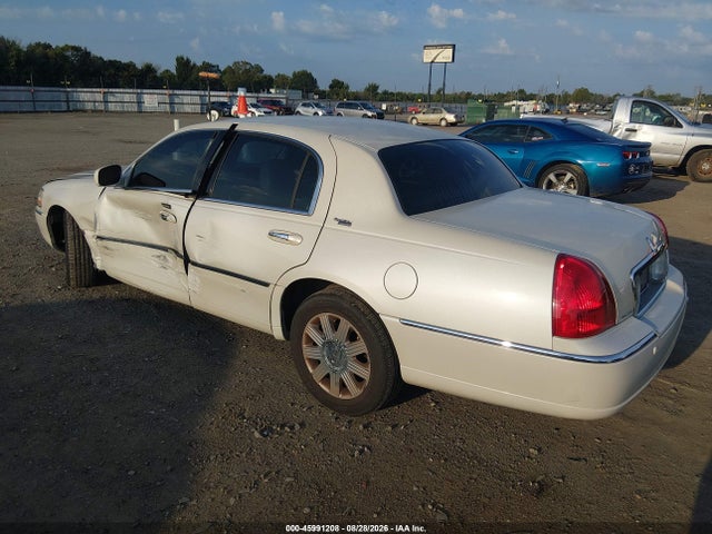 Auction sale of the 2005 Lincoln Town Car Signature Limited, vin: 1LNHM82W75Y664839, lot number: 45991208