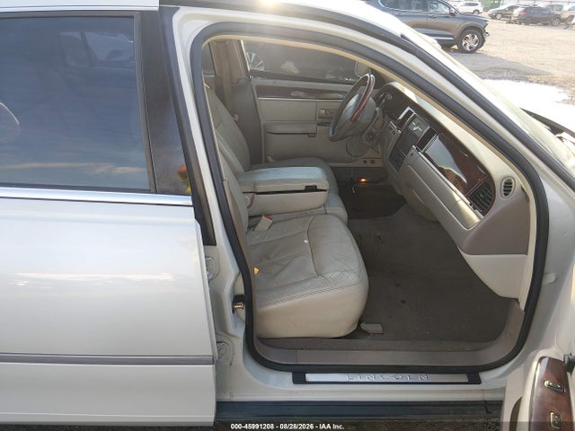 Auction sale of the 2005 Lincoln Town Car Signature Limited, vin: 1LNHM82W75Y664839, lot number: 45991208