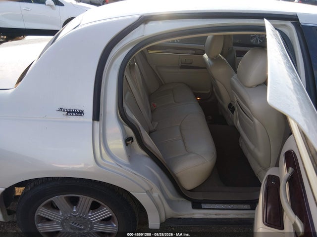 Auction sale of the 2005 Lincoln Town Car Signature Limited, vin: 1LNHM82W75Y664839, lot number: 45991208