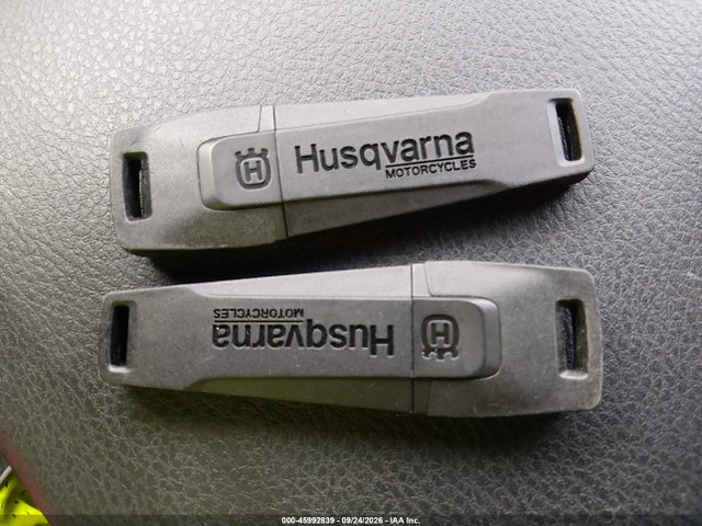 45992839 :رقم المزاد ، MD2JUJ404RN209065 vin ، 2024 Husqvarna Vitpilen 401/svartpilen 401 مزاد بيع