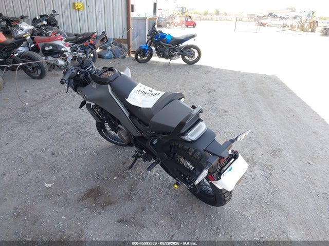 45992839 :رقم المزاد ، MD2JUJ404RN209065 vin ، 2024 Husqvarna Vitpilen 401/svartpilen 401 مزاد بيع