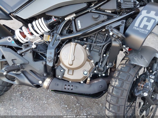 45992839 :رقم المزاد ، MD2JUJ404RN209065 vin ، 2024 Husqvarna Vitpilen 401/svartpilen 401 مزاد بيع