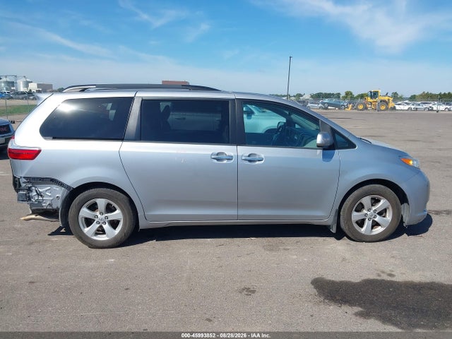5TDYK3DC5FS597347 Toyota Sienna Xle Premium 8 Passenger
